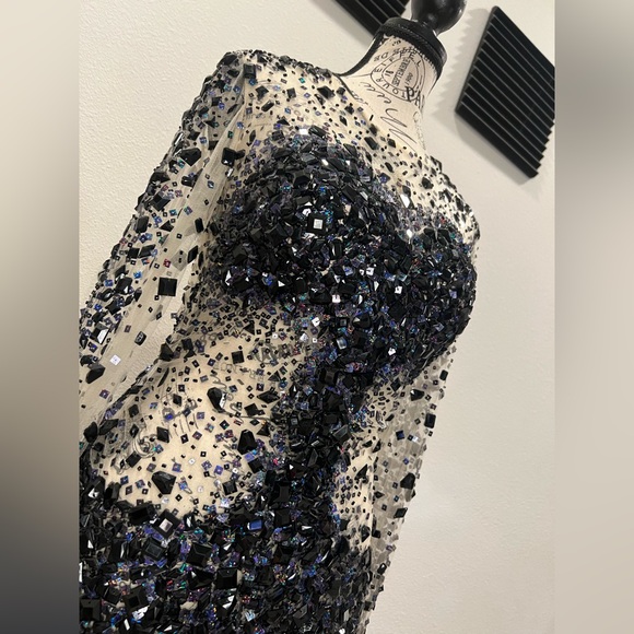 JOVANI SHORT & COCKTAIL 171300
Brand: Jovani Cocktail
Style #: 171300 never worn - Picture 1 of 14